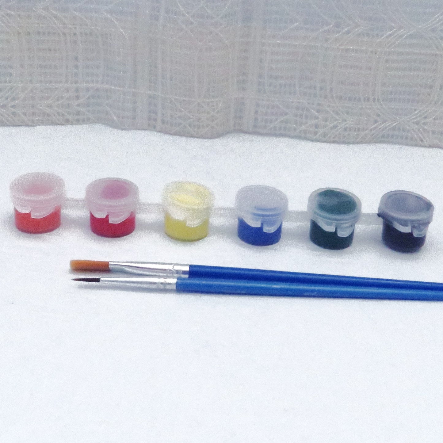 Set of 6 Acrylic Paints in Plastic Containers with 2 Round and Flat Paint Brushes