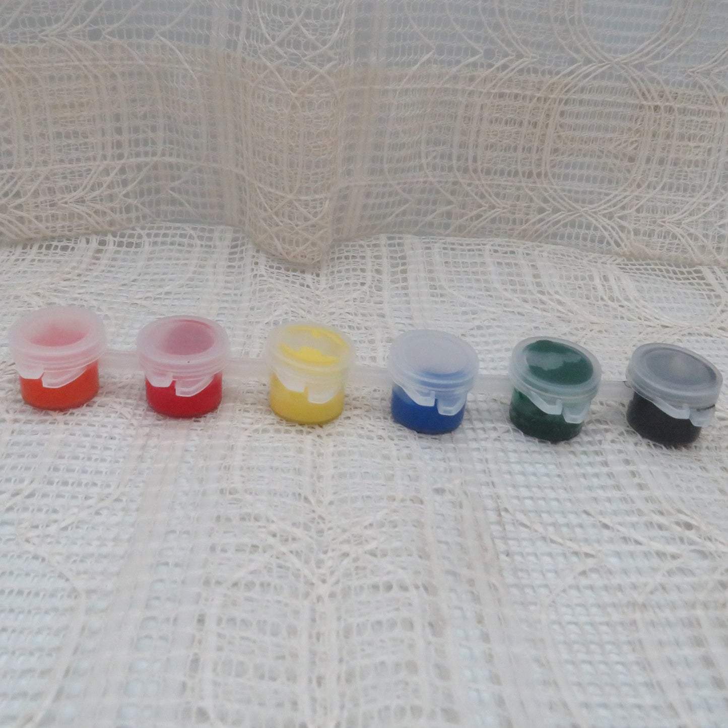 Set of 6 Acrylic Paints in Plastic Containers with 2 Round and Flat Paint Brushes