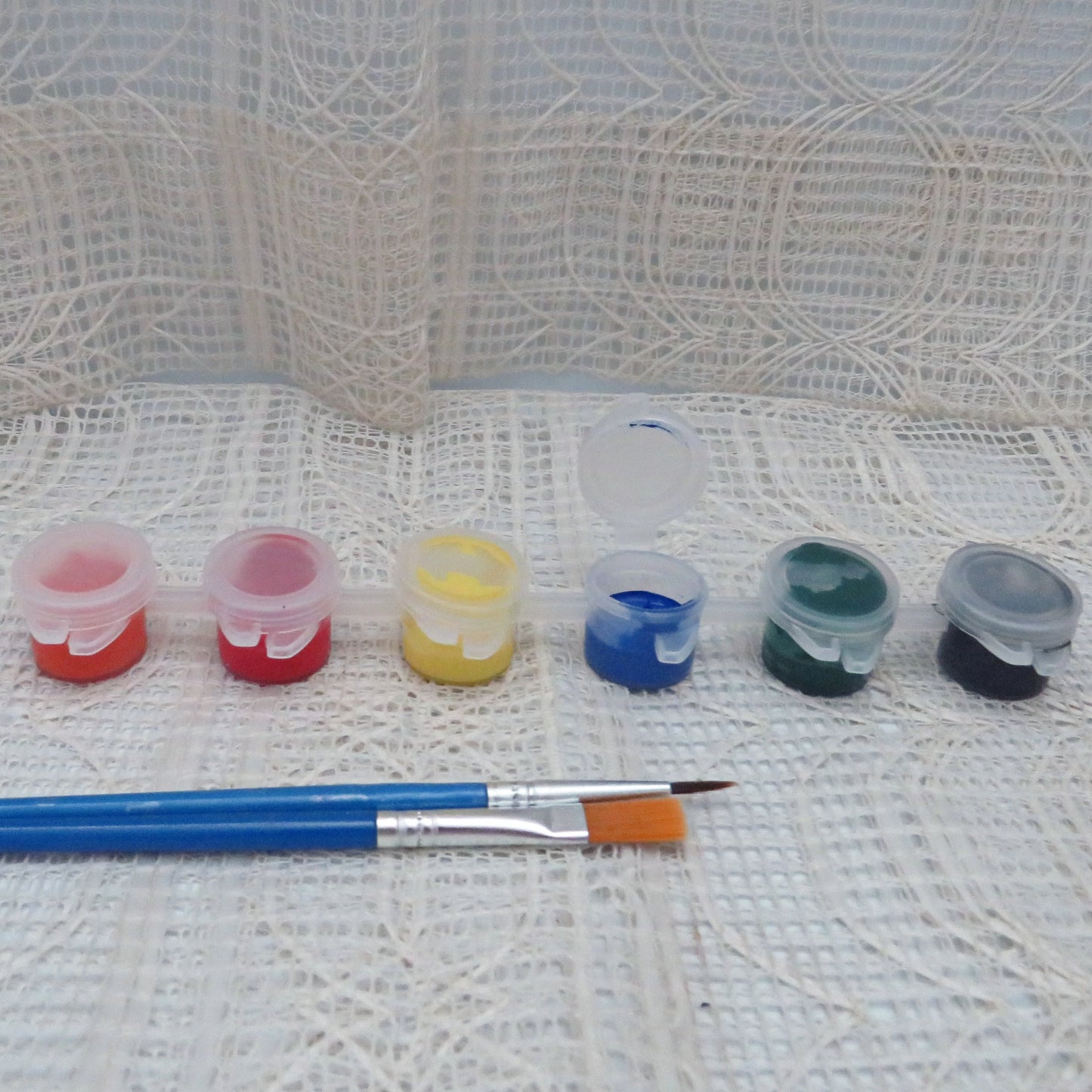 Set of 6 Acrylic Paints in Plastic Containers with 2 Round and Flat Paint Brushes