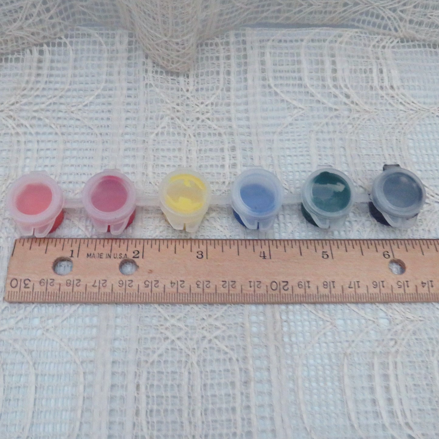 Set of 6 Acrylic Paints in Plastic Containers with 2 Round and Flat Paint Brushes