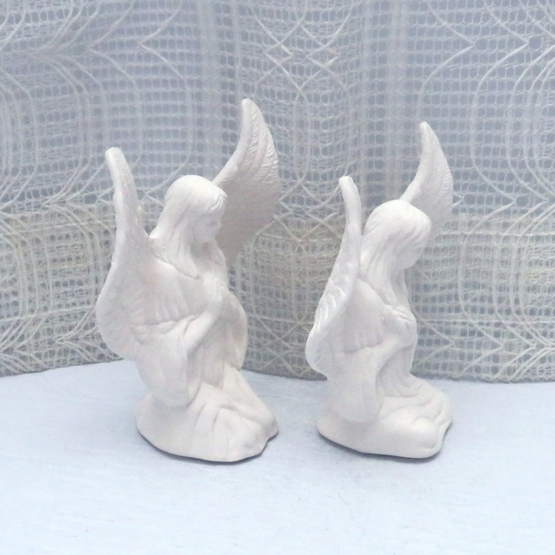 small set of angels facing right.